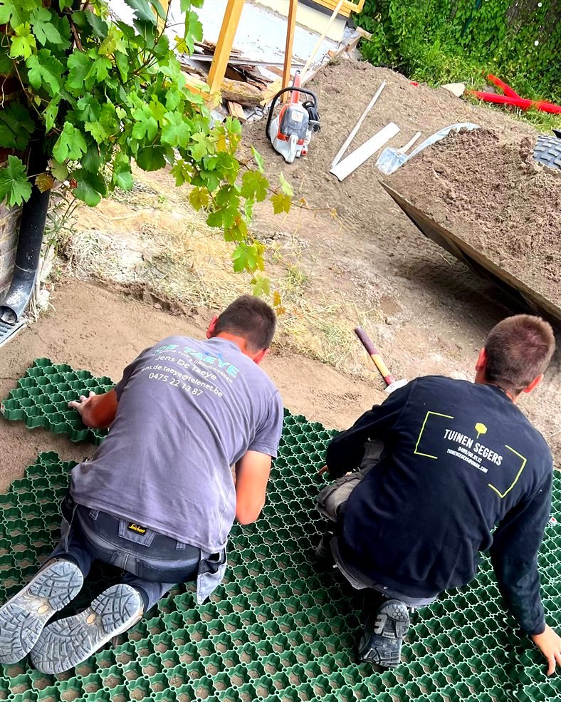 Team van Tuinen Segers legt grasdal aan tijdens een aanlegproject