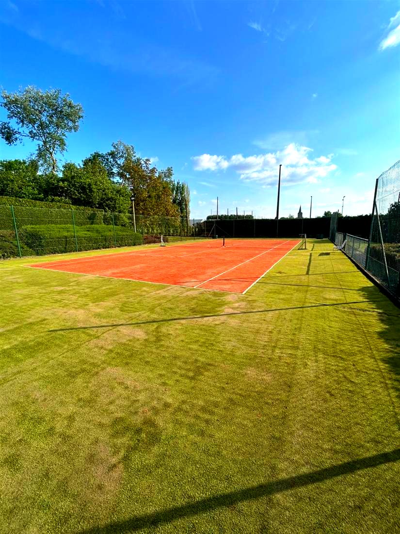 Tennisplein tijdens herstel, grondlaag hersteld, Gooik